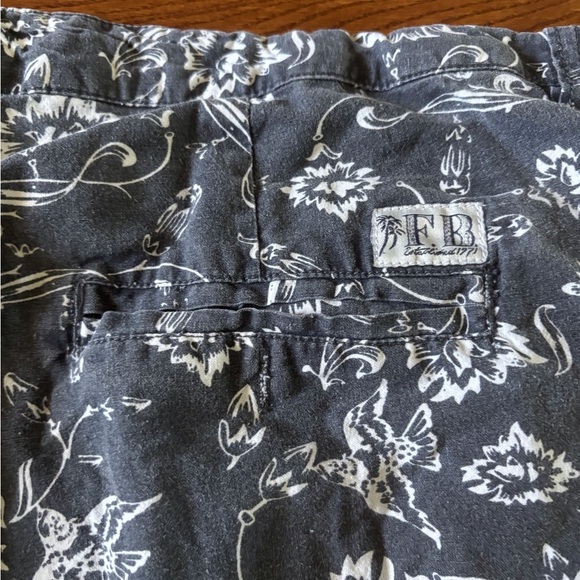 Fresh Gray and White Flat Front floral summer Shorts in size 38 - Picture 5 of 7